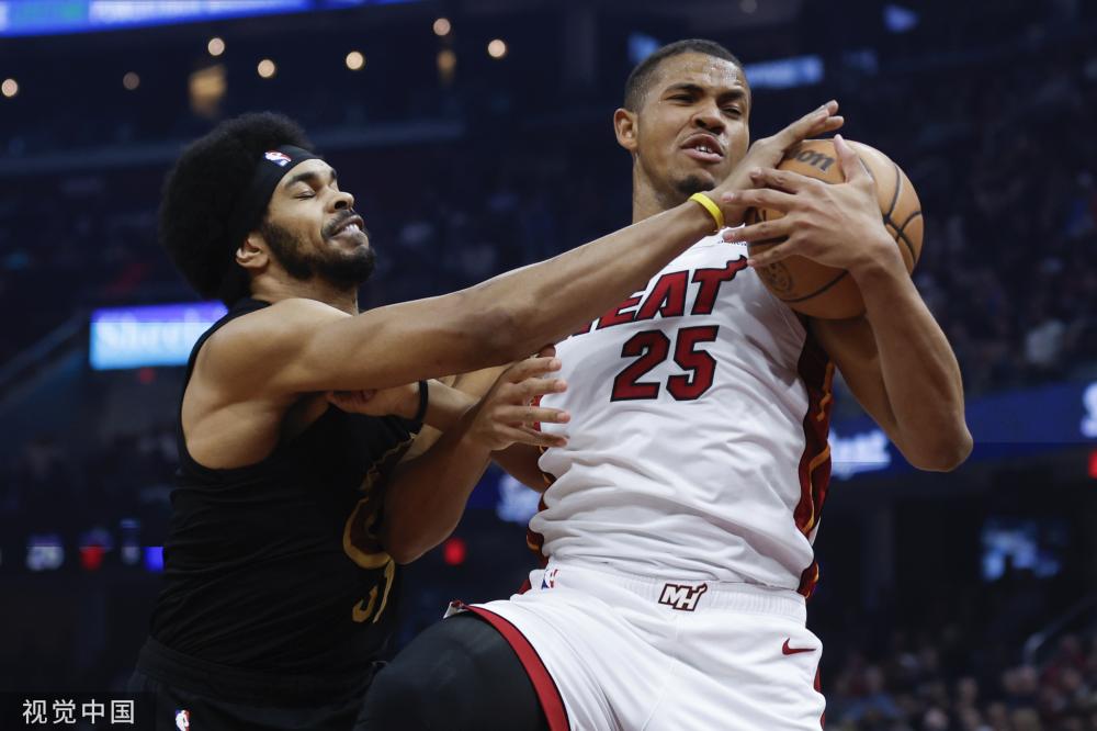 足球场上守 足球场上守